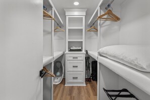 4 chambres, bureau, fer et planche à repasser, lit de bébé portatif