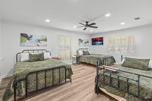 4 dormitorios, escritorio, tabla de planchar con plancha y cuna de viaje