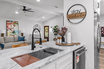 Stay Local Fantastic 4 Bedroom Near the Rez Sleeps 16