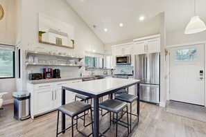 Refrigerador, microondas, horno, placa de cocina