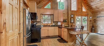Charming 5BR retreat with Full Kitchen, WIFI, Game Room, and Dog-Friendly