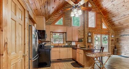 Charming 5BR retreat with Full Kitchen, WIFI, Game Room, and Dog-Friendly