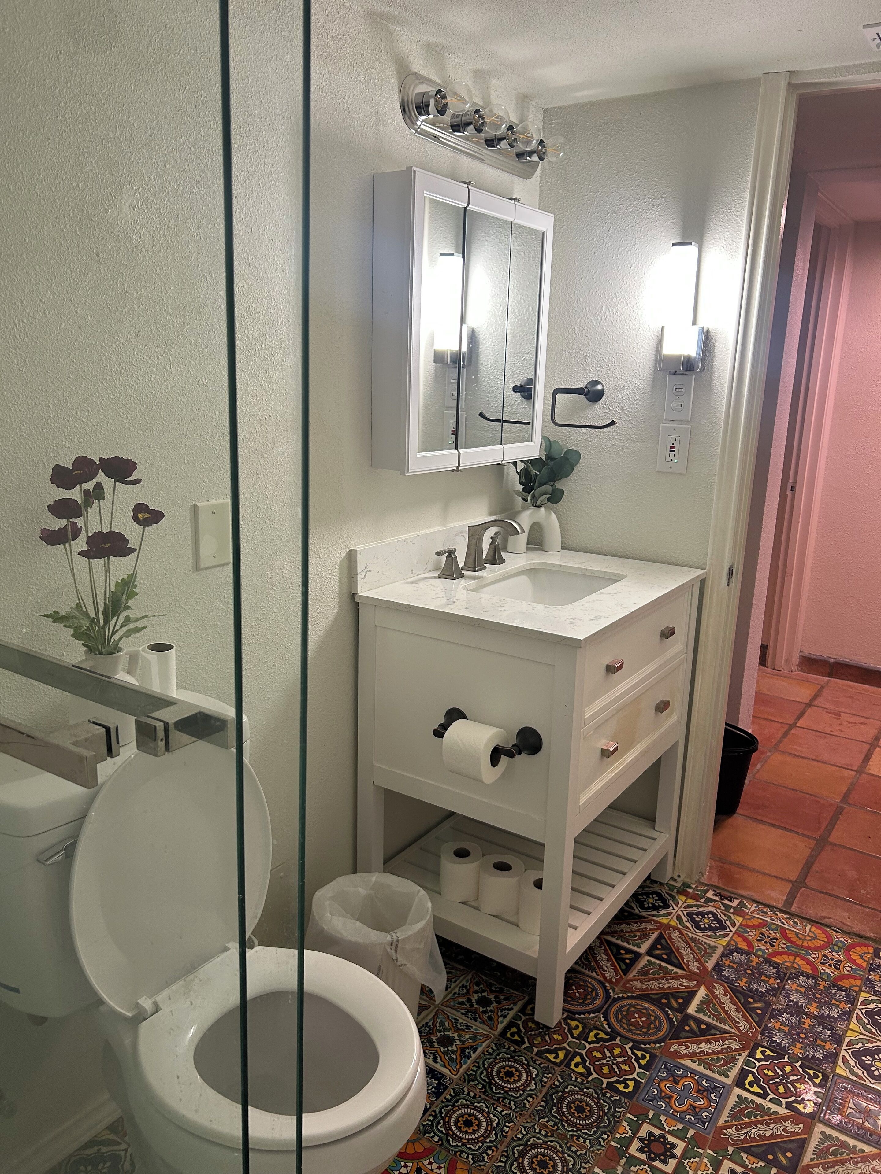 Douche, sèche-cheveux, serviettes fournies, savon