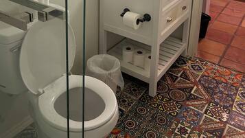 Douche, sèche-cheveux, serviettes fournies, savon