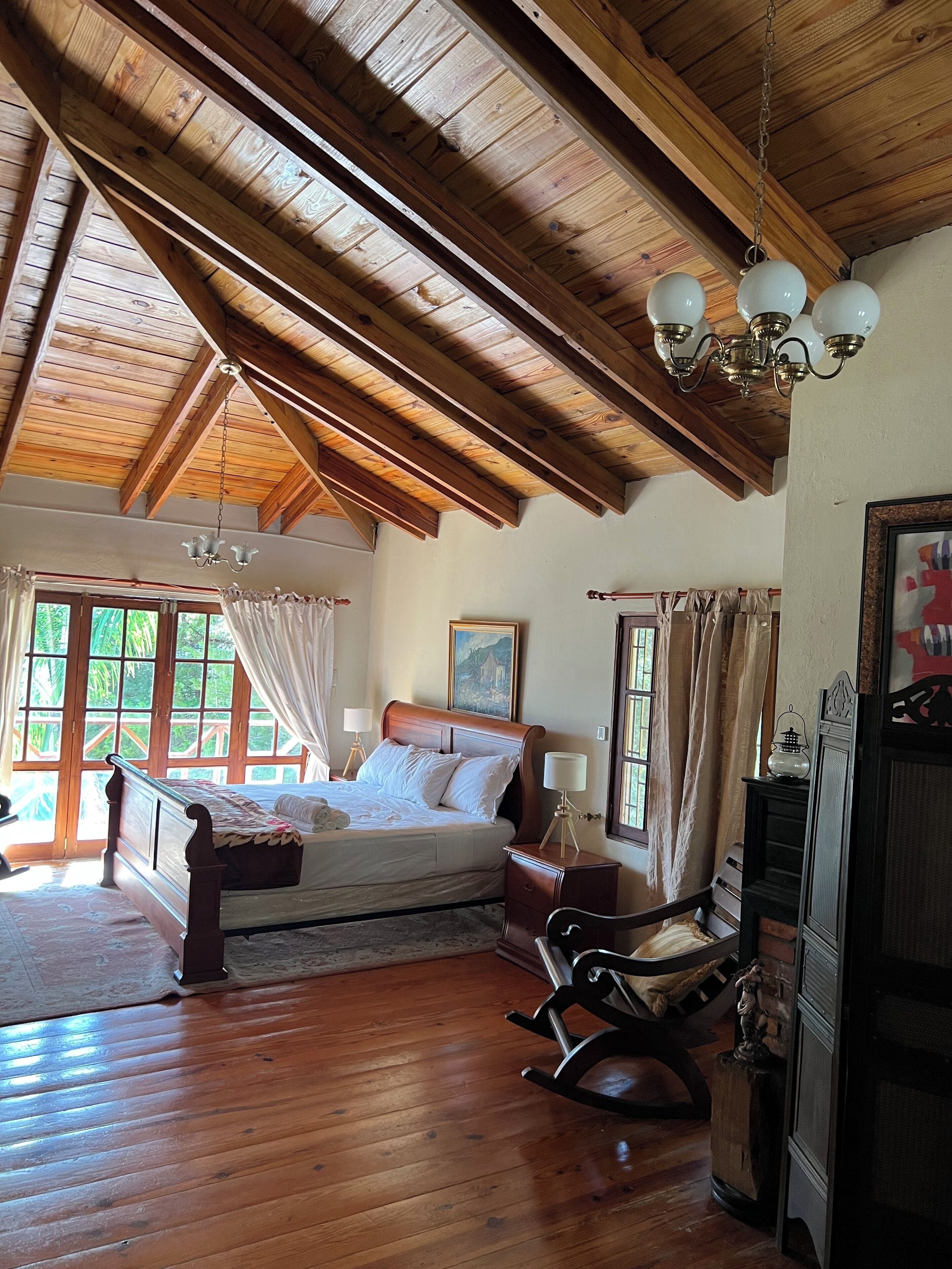 3 habitaciones, tabla de planchar con plancha, wifi y ropa de cama 