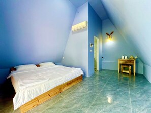Habitació doble, balcó, vistes al jardí | Bany | Dutxa, articles de tocador gratuïts, assecador de cabells i tovalloles