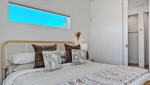 3 chambres, bureau, fer et planche à repasser, lit de bébé portatif