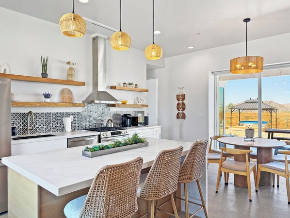 冷蔵庫、電子レンジ、オーブン、コンロ