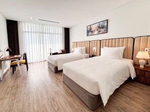 Kamar Twin Premier, pemandangan samudra | Brankas, meja kerja, Wi-Fi gratis, dan seprai linen
