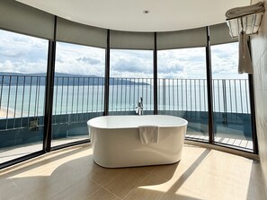 Quarto casal presidencial, vista para o oceano | Banheiro | Chuveiro, produtos de toalete grátis, secador de cabelo 