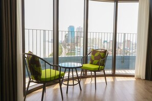 Quarto casal executivo, vista parcial para o oceano | Vista do quarto