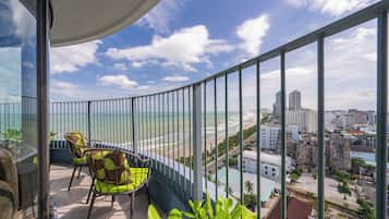 Kamar Double Premier, pemandangan laut sebagian | Minibar, brankas, meja kerja, dan ruang kerja ramah laptop