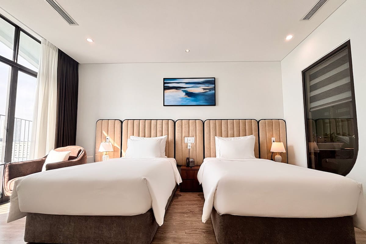 프리미어 트윈룸, 부분 바다 전망 | 미니바, 객실 내 금고, 책상, 노트북 작업 공간