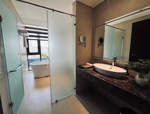 Quarto casal luxo, vista para a praia | Banheiro | Chinelos
