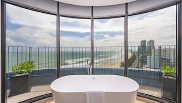 Executive Double Room, Partial Ocean View | Bathroom | Shower, free toiletries, hair dryer, bathrobes
