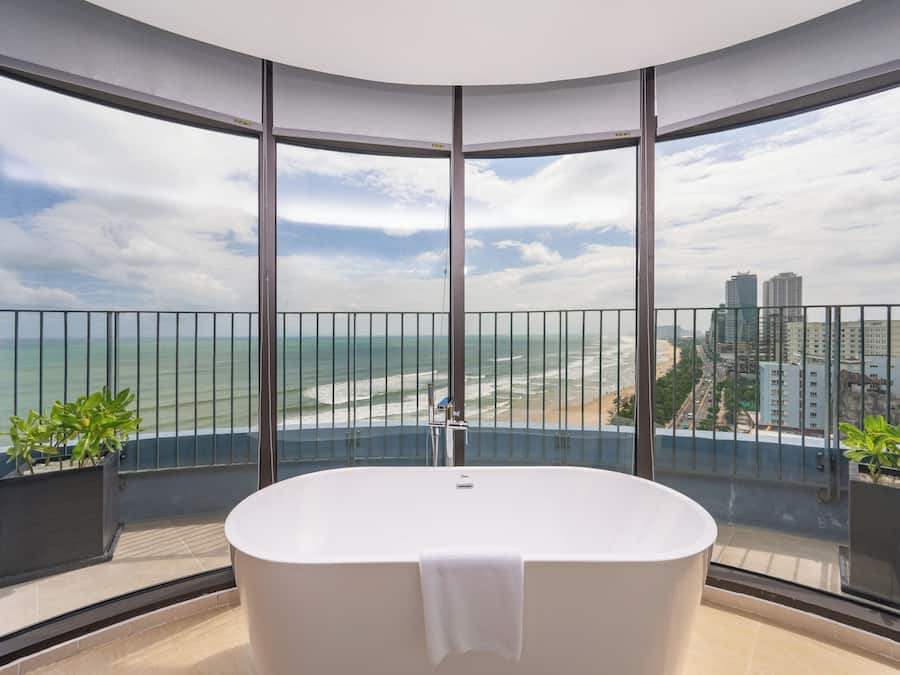 Kamar Double Eksekutif, pemandangan samudra | Kamar mandi | Shower, perlengkapan mandi gratis, pengering rambut, dan jubah mandi