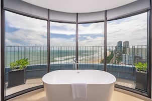 Executive Double Room, Ocean View | Bathroom | Shower, free toiletries, hair dryer, bathrobes