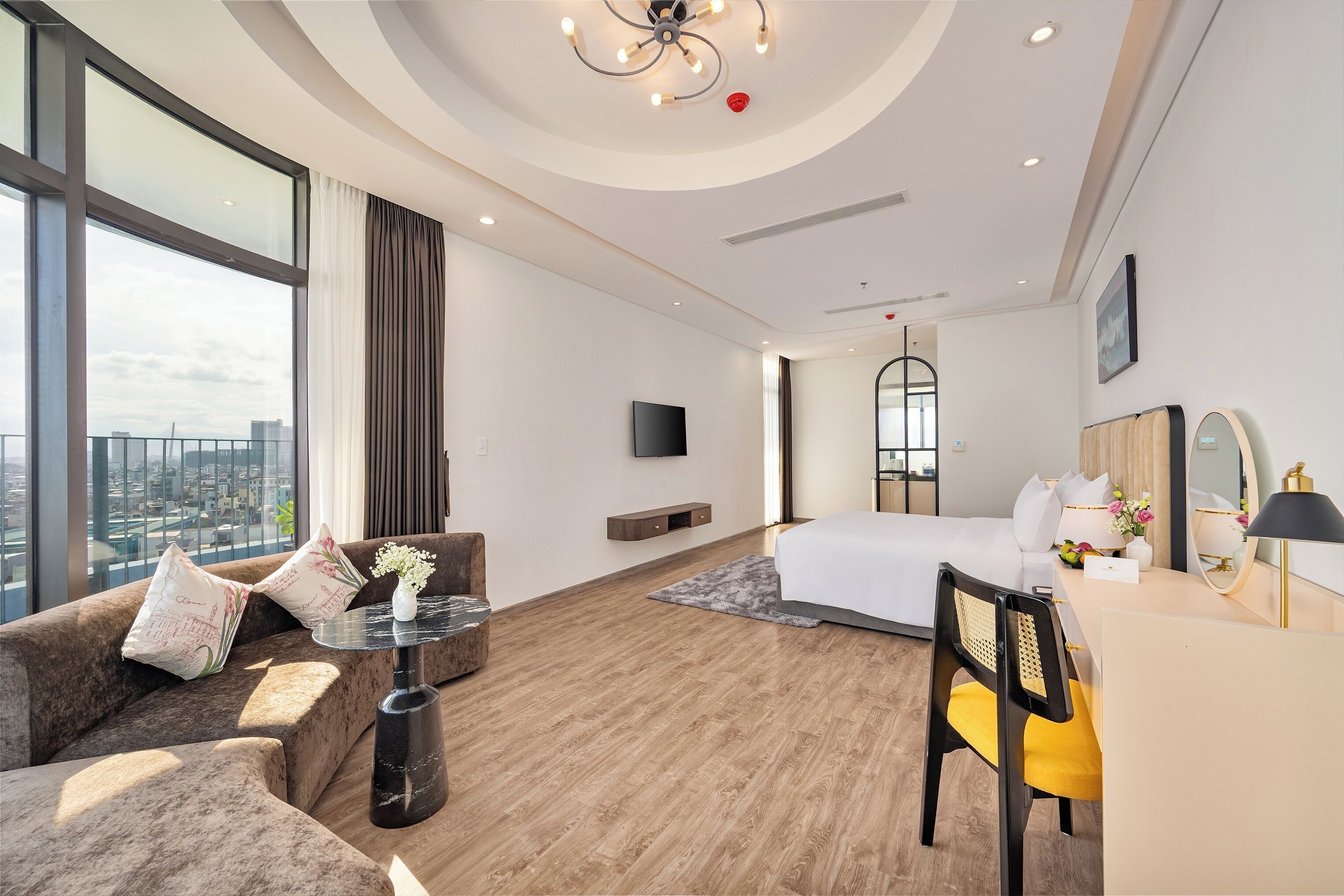 Suite Ocean View | Minibar, in-room safe, desk, laptop workspace