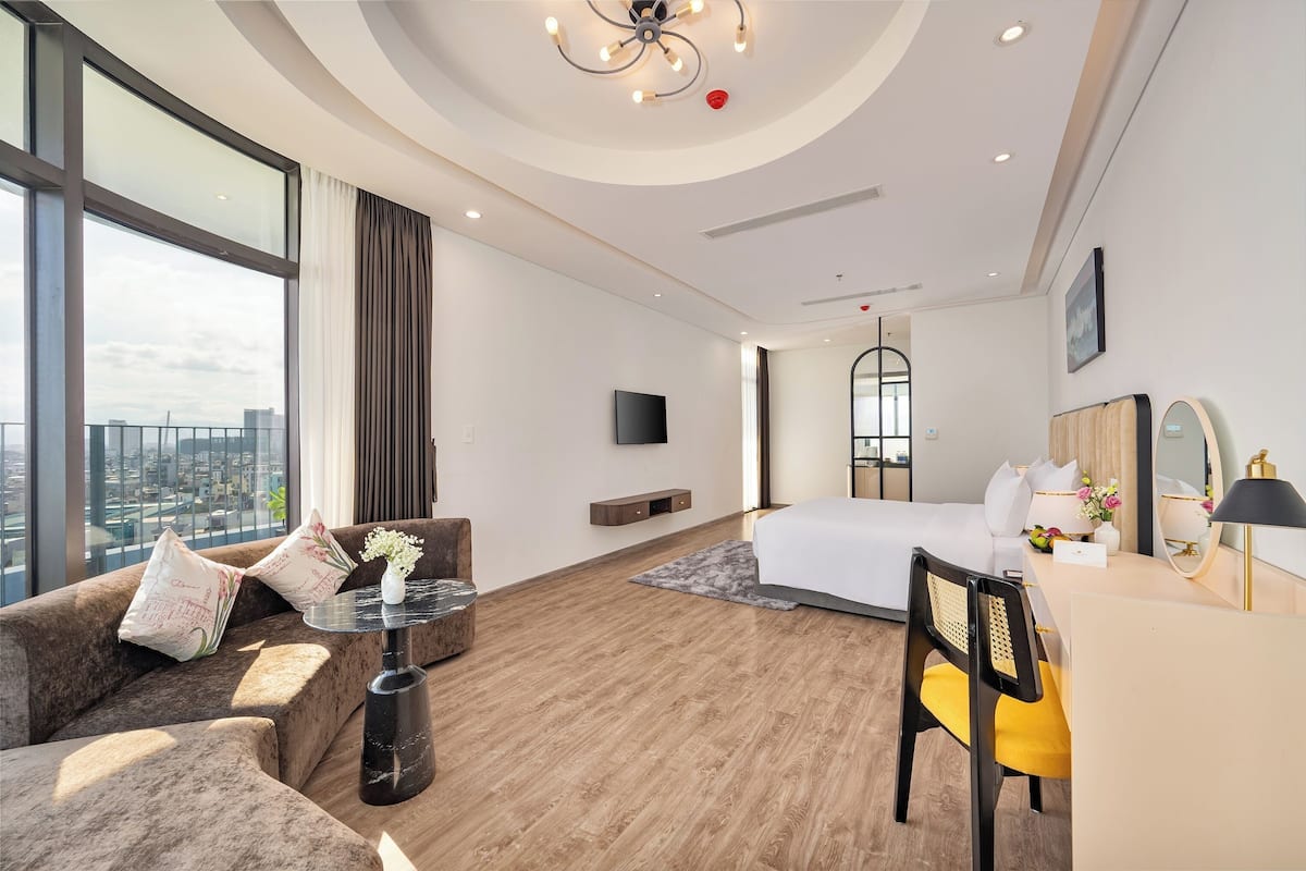 Suite Ocean View | Minibar, in-room safe, desk, laptop workspace