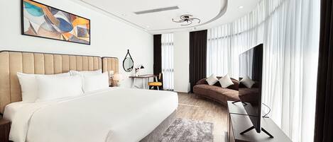 Grand tweepersoonskamer, uitzicht op zee | Een kluis op de kamer, een bureau, een laptopwerkplek, gratis wifi