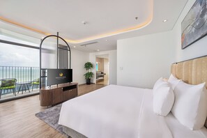 Executive Double Room, Ocean View | Bar mini, peti besi dalam bilik, meja, ruang kerja komputer riba 