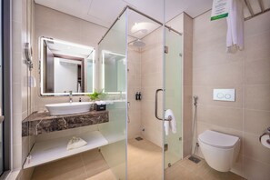 Douche, articles de toilette gratuits, sèche-cheveux, peignoirs