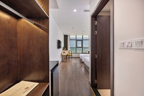 Minibar, coffres-forts dans les chambres, bureau