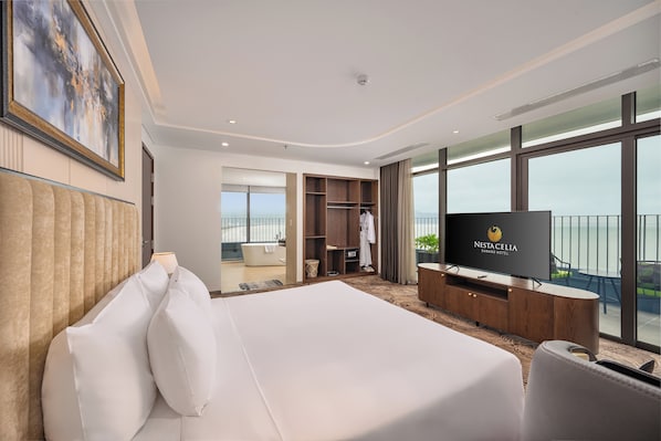 Une chambre d’hôtel moderne dotée d’un grand lit, d’une télévision, d’une armoire et d’un balcon avec vue.