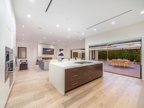 Game room - Orange Villa #D, Pool and Spa (Los Angeles)