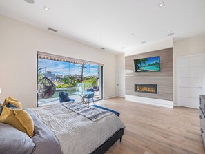 5 bedrooms, iron/ironing board, WiFi, bed sheets
