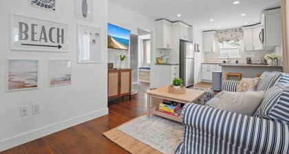 Coastal Chic 2BR/1b / Long Beach