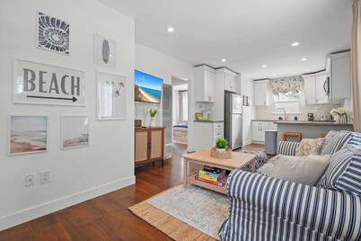 Coastal Chic 2BR/1b / Long Beach