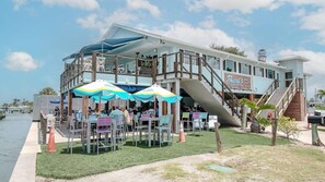 Outdoor dining - The WonderNest - St Pete, FL (30 Night Min. Stay) (St Petersburg)