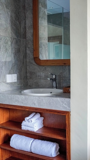 Quarto casal, vista para o jardim | Banheiro | Chuveiro, produtos de toalete grátis, secador de cabelo, chinelos