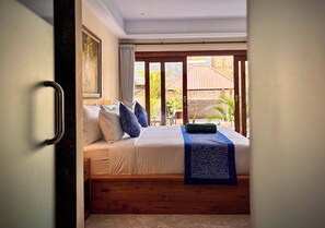 Quarto casal luxo | Cofres nos quartos, escrivaninha, quartos à prova de som