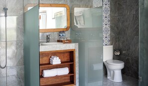 Deluxe Double Room | Bathroom | Shower, free toiletries, hair dryer, slippers