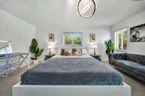 9 Schlafzimmer, Schreibtisch, Bügeleisen/Bügelbrett, Reisekinderbett