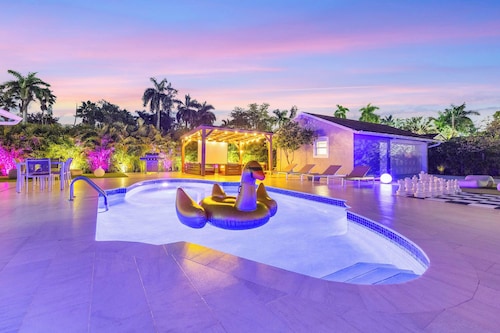 Luxury Villa Serena Heated Pool 15 min to Beach