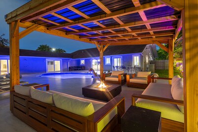 New Luxury Villa Serena Heated Pool 15 min to Beach