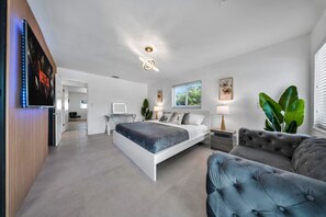 6 dormitorios, escritorio, tabla de planchar con plancha y cuna de viaje