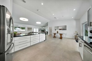 Fridge, microwave, oven, stovetop - Luxury Villa Serena Heated Pool 15 min to Beach (Miami)