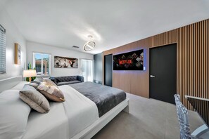 9 bedrooms, desk, iron/ironing board, travel crib - Luxury Villa Serena Heated Pool 15 min to Beach (Miami)