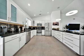 Een koelkast, een microgolfoven, een oven, een kookplaat