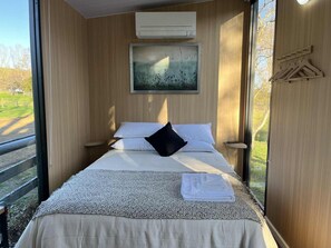 1 bedroom, bed sheets