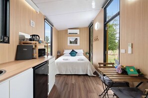 1 bedroom, bed sheets