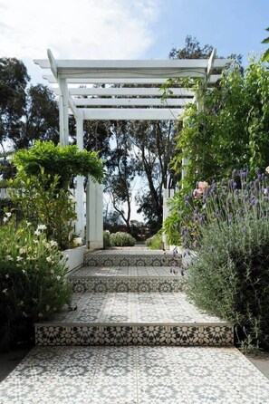 Property grounds - Spacious Hamptons-style home with heated pool (St Leonards)