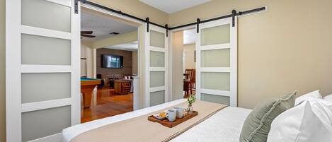 4 habitaciones, tabla de planchar con plancha y cuna de viaje