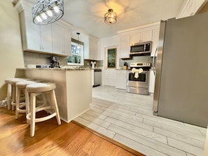 Frigorifero, microonde, forno, piano cottura