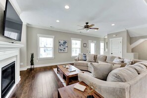 Televisión, chimenea, libros, oficina