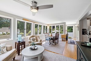 Téléviseur connecté, foyer, livres